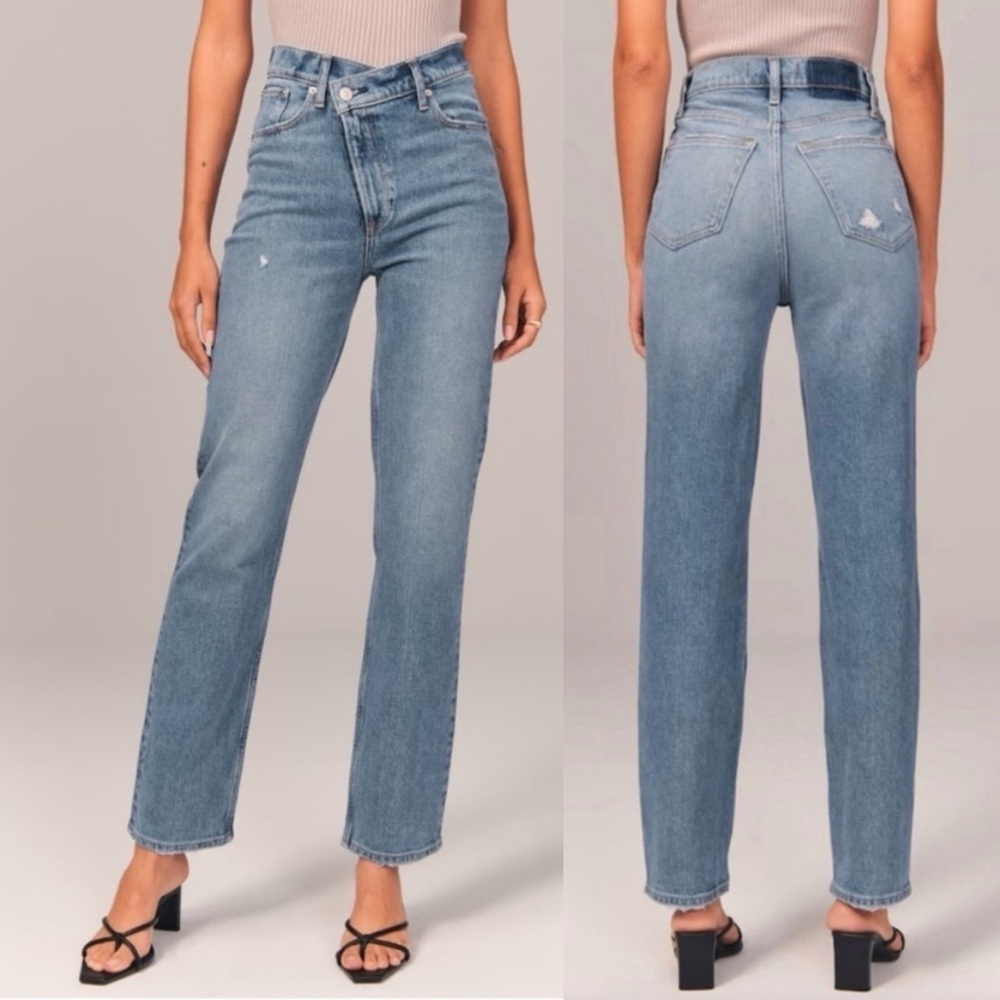 A+F Curve Love The ‘90s Straight Ultra High Rise Crossover Tab Light Wash Jeans